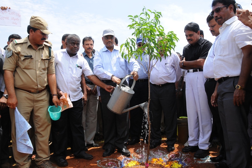 SKU VC Prof.Kuderu Rajagopal AP Cheif Secretary IYR Krishna Rao AP DGP JV Ramudu IT Minister Raghunatha Reddy saplings plantation at SKU