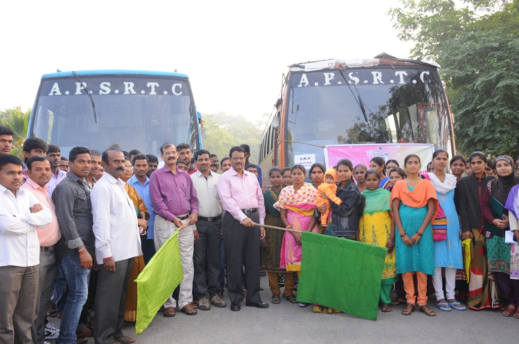 SKU VC Prof.Kuderu Rajagopal inaugarting Prathibha awardees journey to state Capital