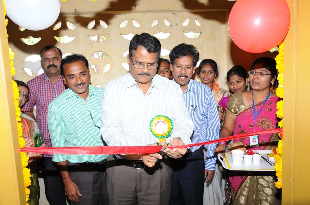 SKU VC Prof.Kuderu Rajagopal opening computers and electronics laboratory in dept of electronics