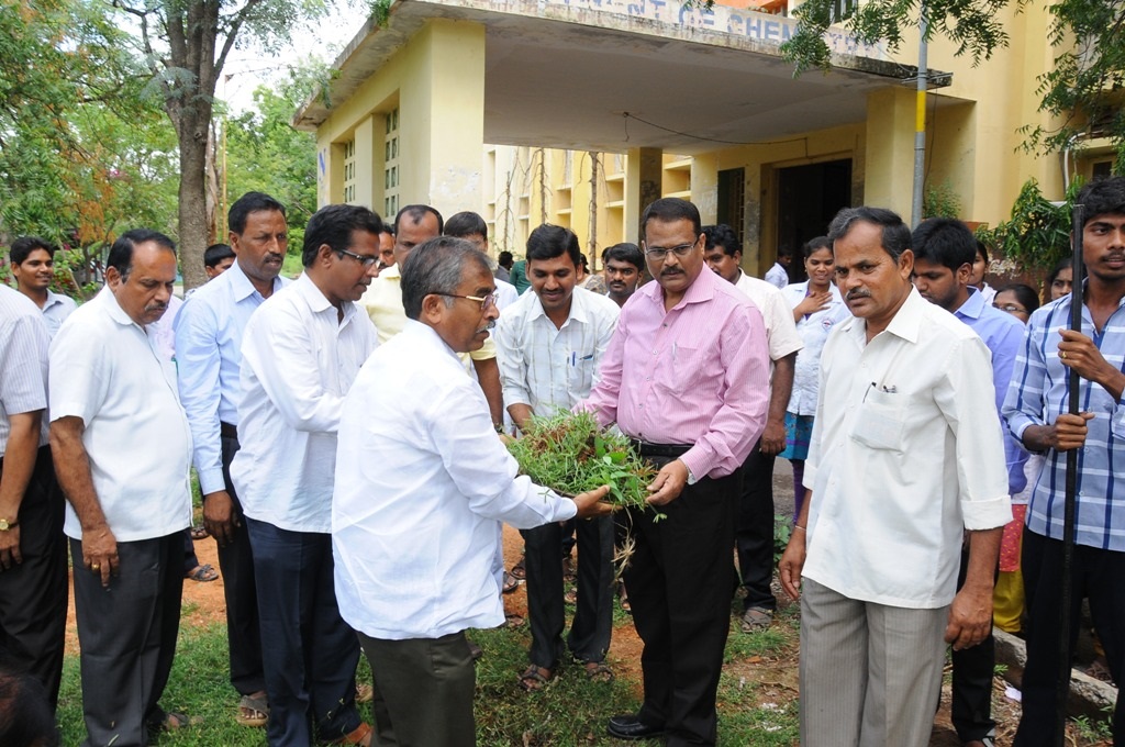 SKU VC Prof.Kuderu Rajagopal swatcha bharath at dept of chemistry