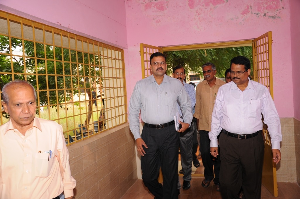 SKU VC Prof.Kuderu Rajagopal with VV.Lakshminaraya Joint Director CBI Addl DGP Maharastra entering in to Seminar hall to address students