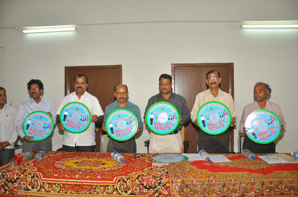 SKU Vice-Chancellor Prof.Kuderu Rajagopal releasing 2015 SKU common entrance test results