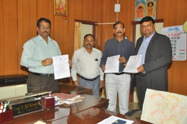 SKU VC Prof.Kuderu Rajagopal exchanging MoU with Manohar Reddy founder CEO Feuji Hyderabad