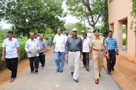 SKU Vice-Chancellor Prof.Kuderu Rajagopal and Dist DSP visit to all hostels in SKU during non-boarders removal